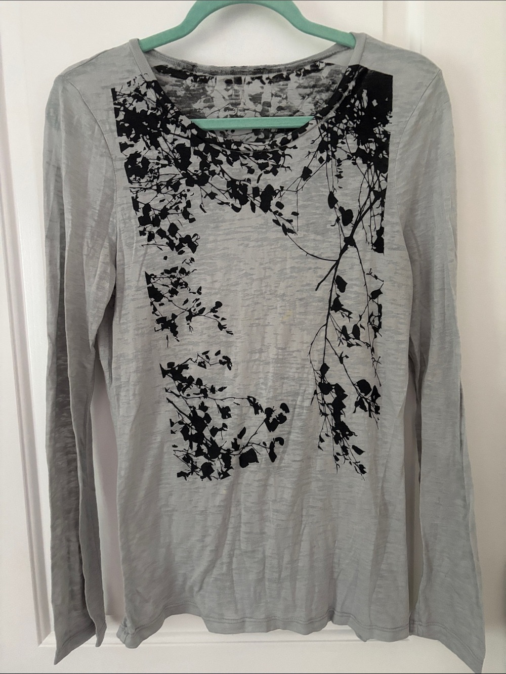 Women’s Gray Long-Sleeve  tissue T Top with Black Vine Print
